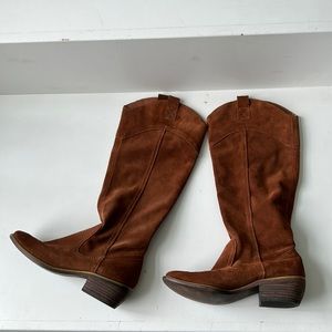 Suede riding boots with small heel